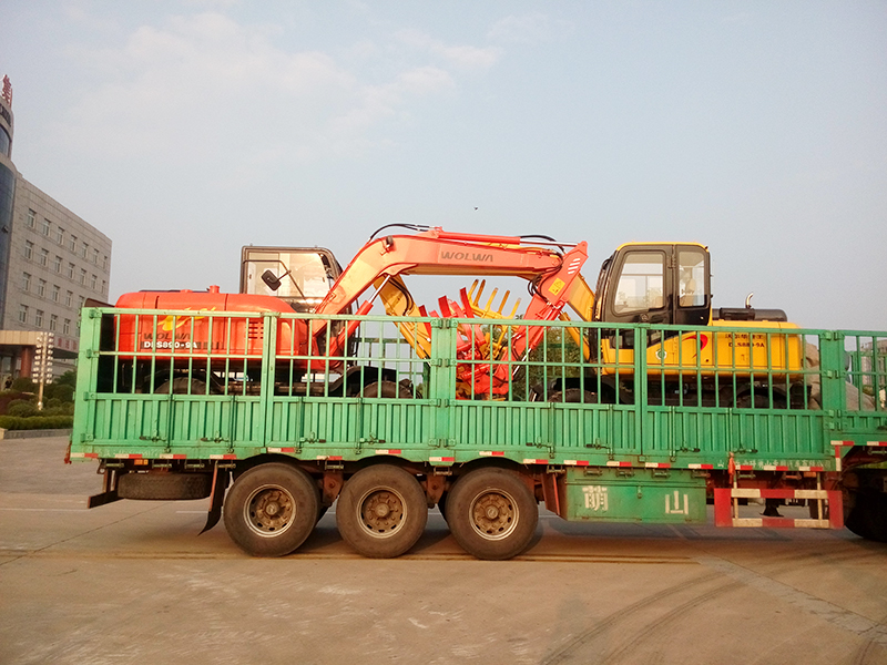 沃爾華集團2臺挖掘機裝車即將出口委內瑞拉 沃爾華集團2臺挖掘機裝車即將出口委內瑞拉