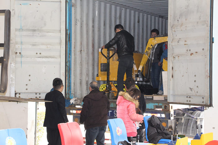 熱烈祝賀沃爾華集團(tuán)首批200臺兒童挖掘機(jī)順利出口歐洲